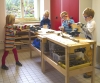 Die Kinder haben die Möglichkeit, Materialien aus Holz kennenzulernen und durch Sägen, Feilen und Hämmern zu erkunden.
