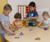Kinder unterschiedlichen Alters können beim gemeinsamen Spiel mit Konstruktionsmaterialien ihre Phantasie und Kreativität entwickeln, sowie ihre Kenntnisse über Farben und Formen  erweitern.