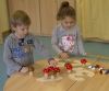 Vielfältige Materialien regen die Kinder an, sich mit Mengen und Zahlen auseinanderzusetzen.