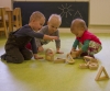 Beim gemeinsamen Spiel treten die Kinder in Kontakt um sich über Lösungswege auszutauschen und zu kooperieren.